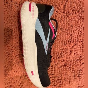 BRAND NEW Brooks Ghost Max in box size 9.5 Worn 1 time. Excellent condition!